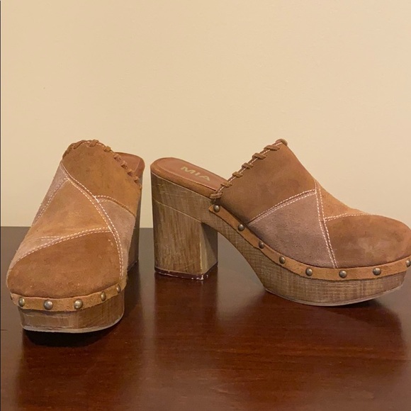 mia johona woven mule